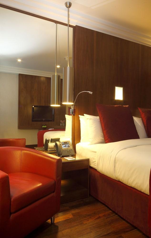 Radisson Blu And Convention Center, Minhal