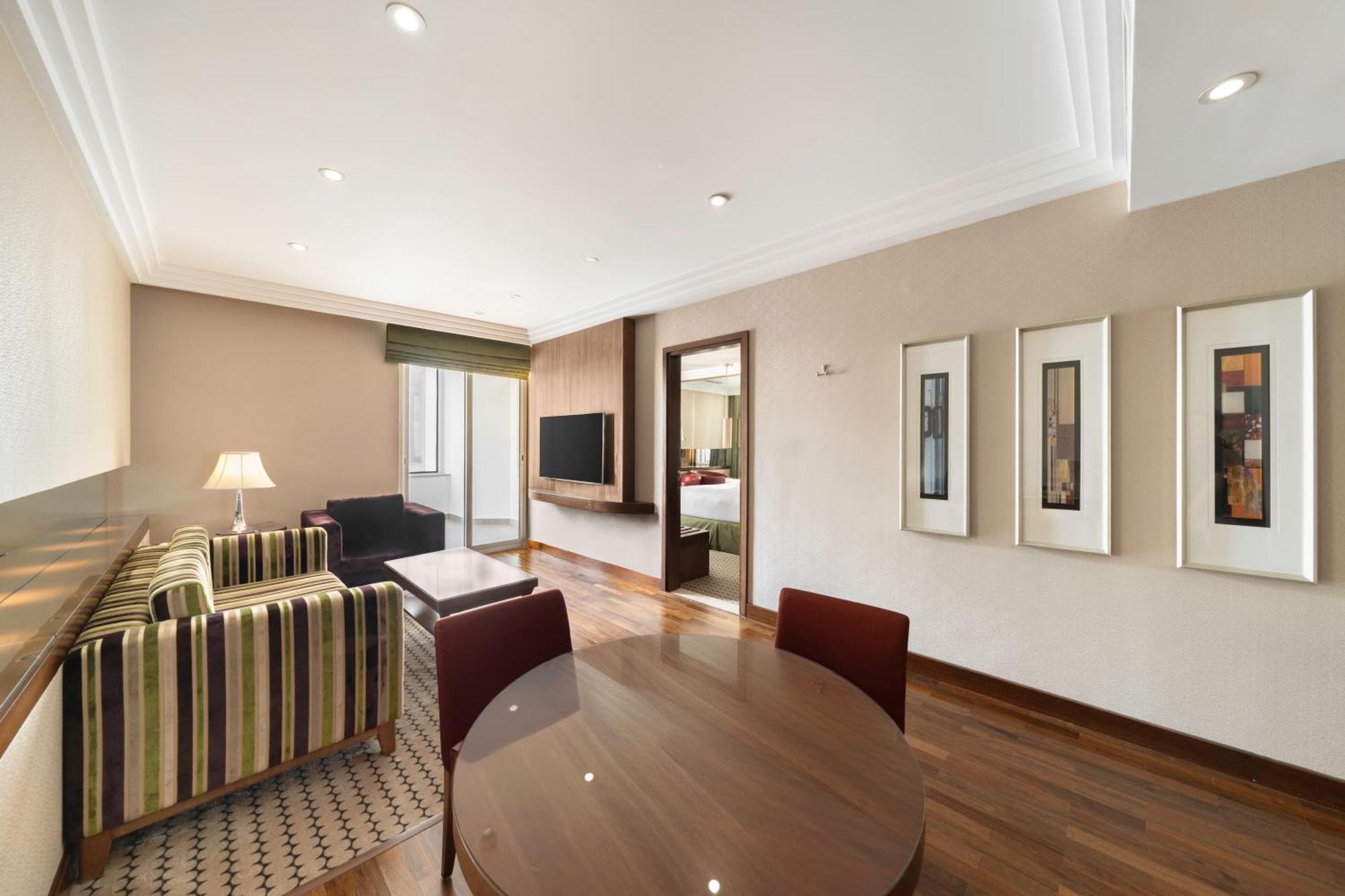 Radisson Blu And Convention Center, Minhal 4*