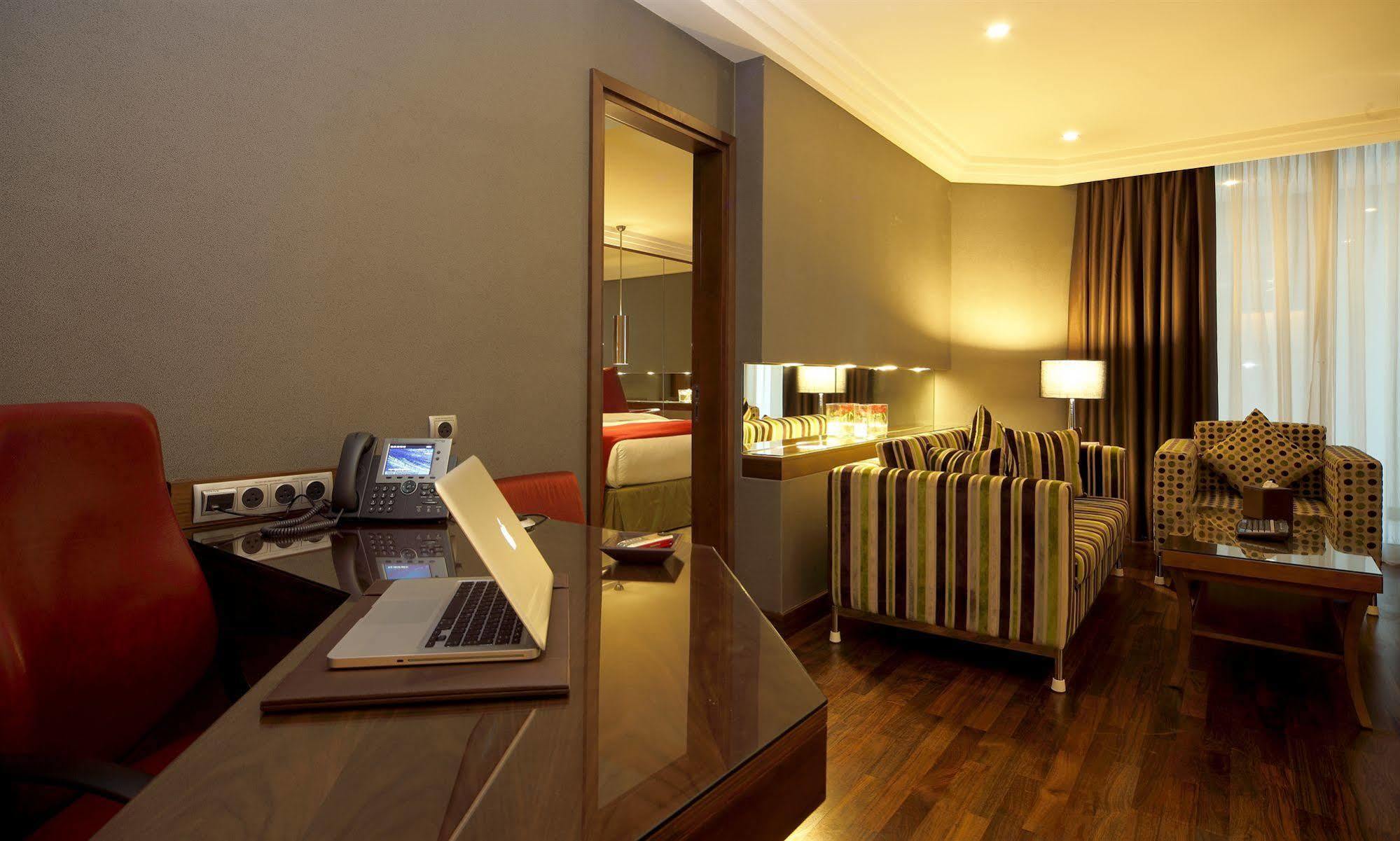 Radisson Blu And Convention Center, Minhal Hotel